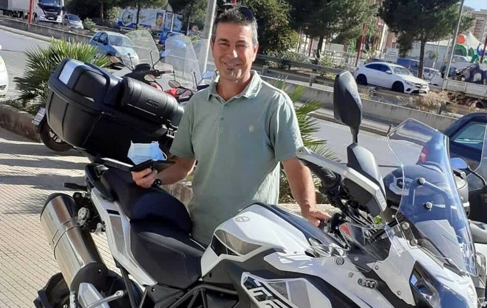 Scontro frontale, muore motociclista