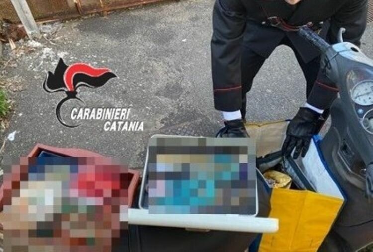 Aci Castello: finto carabiniere tradito dalla busta della spesa