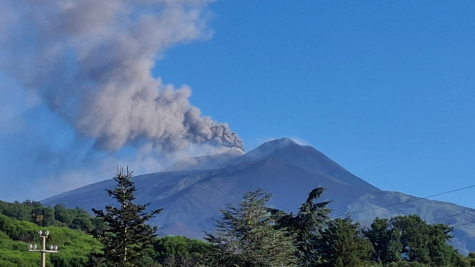 Nube di cenere sull'Etna