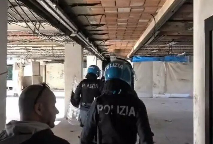 Sequestrata e violentata per tre giorni, 5 fermati