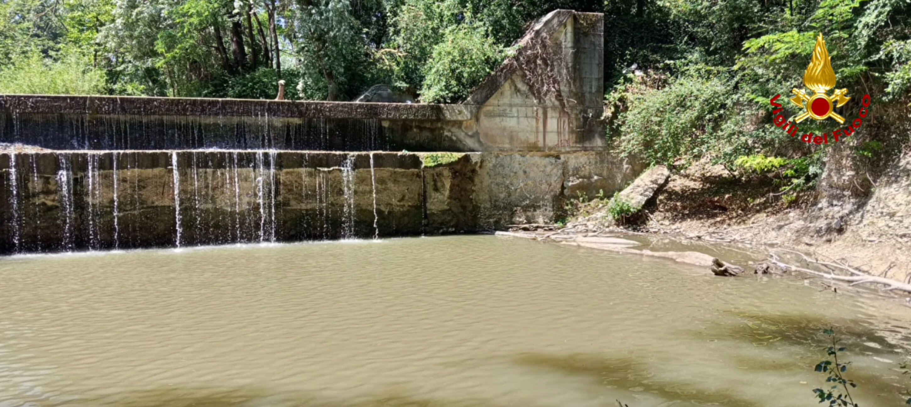 Il ragazzino si tuffa nel torrente e non riemerge