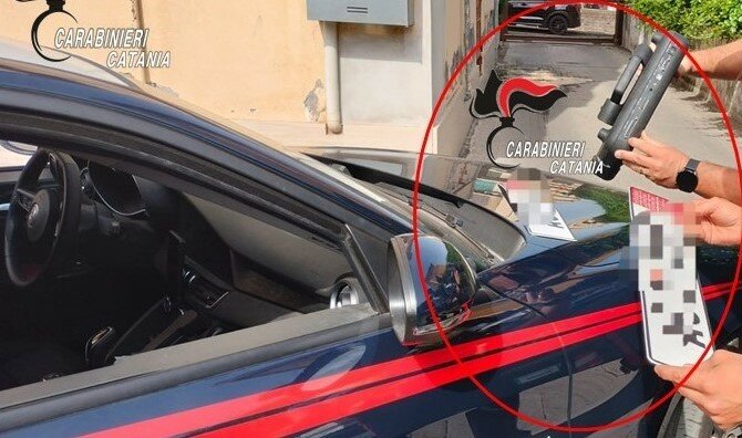 Carabinieri aprono garage e trovano ladri in azione