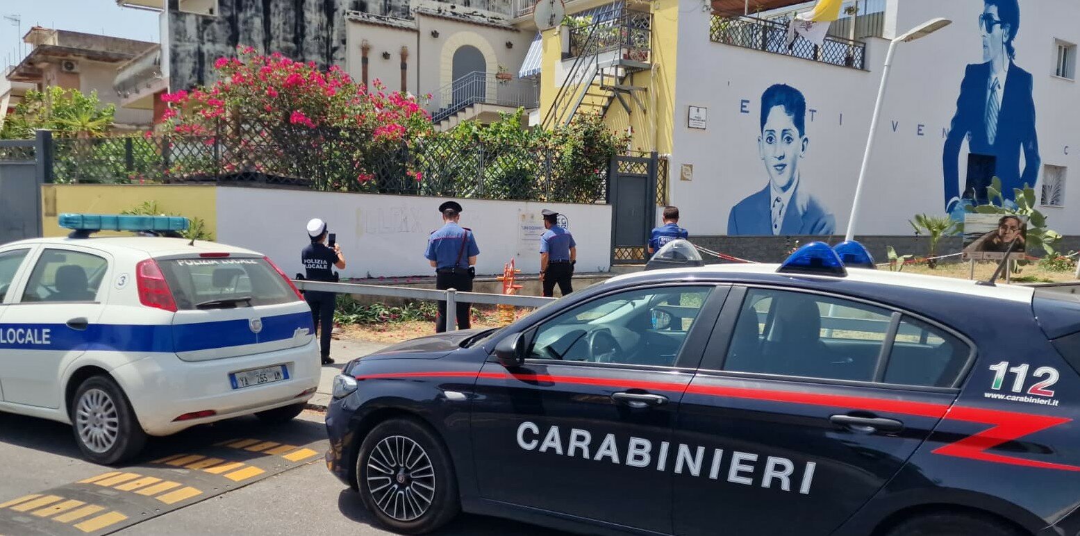 Riposto: imbratta la targa dedicata a Franco Battiato, denunciato