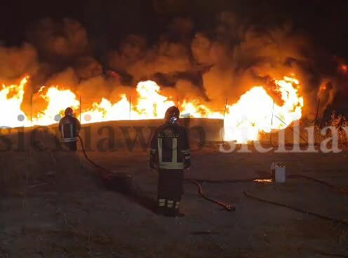 Fiamme davanti alla caserma dei carabinieri Fiamme davanti alla caserma dei carabinieri