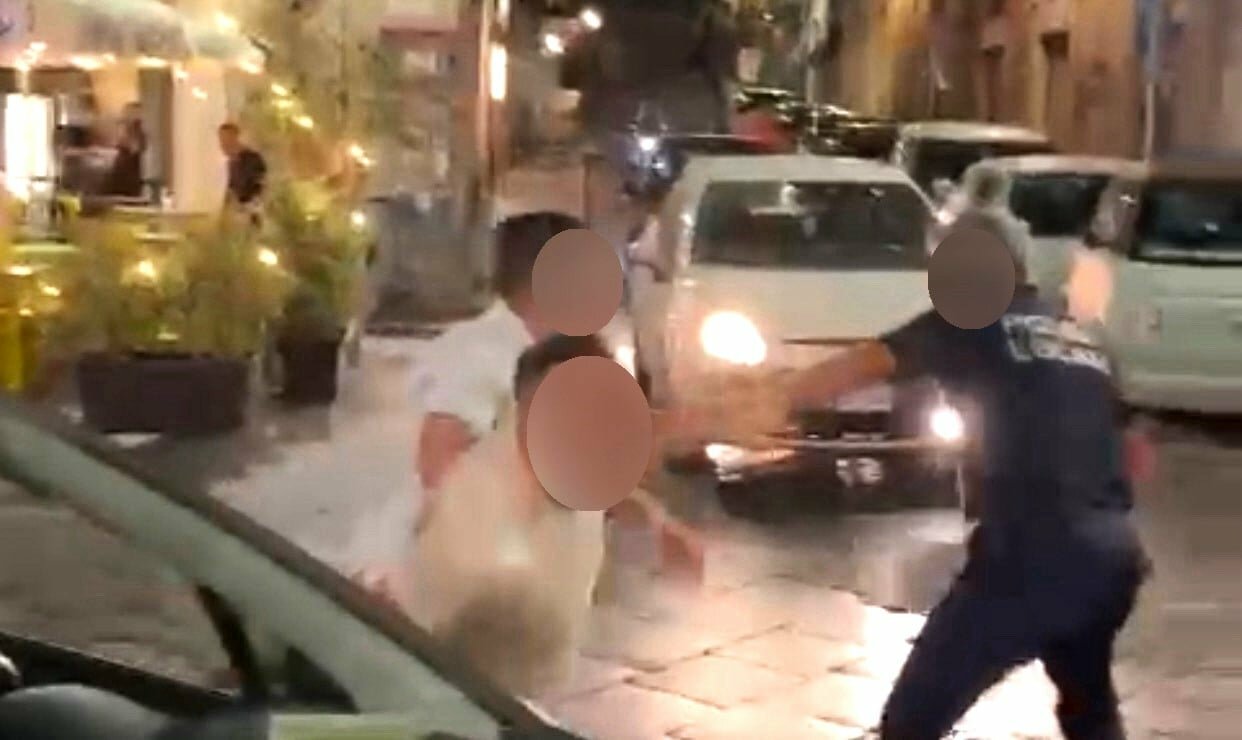 Vigili aggrediti mentre multano auto: il video