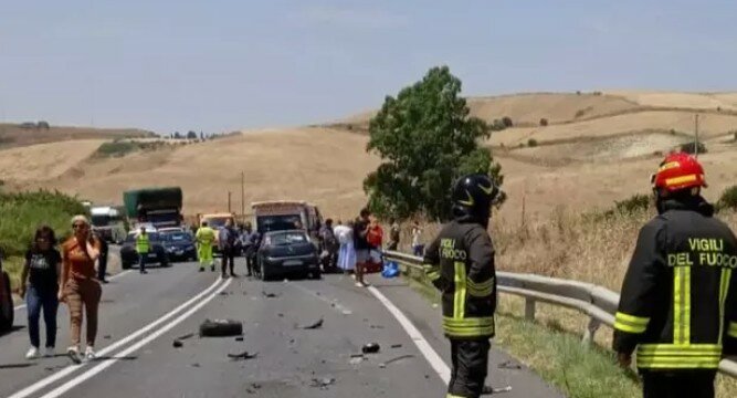 Schianto tra auto: fra i 3 feriti una donna incinta