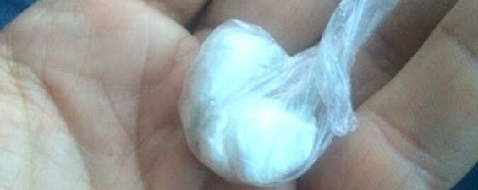 Finge di mangiare patatine ma sono dosi di cocaina