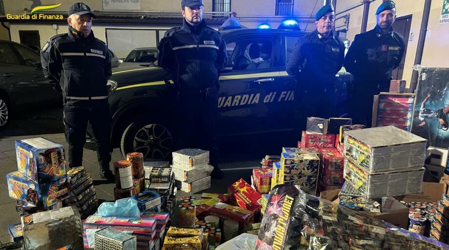 In camera 8.000 petardi: a Catania sequestro col botto