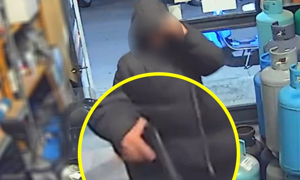 Catania, nel video la rapina al 'bombolaro' Catania, nel video la rapina al 'bombolaro'