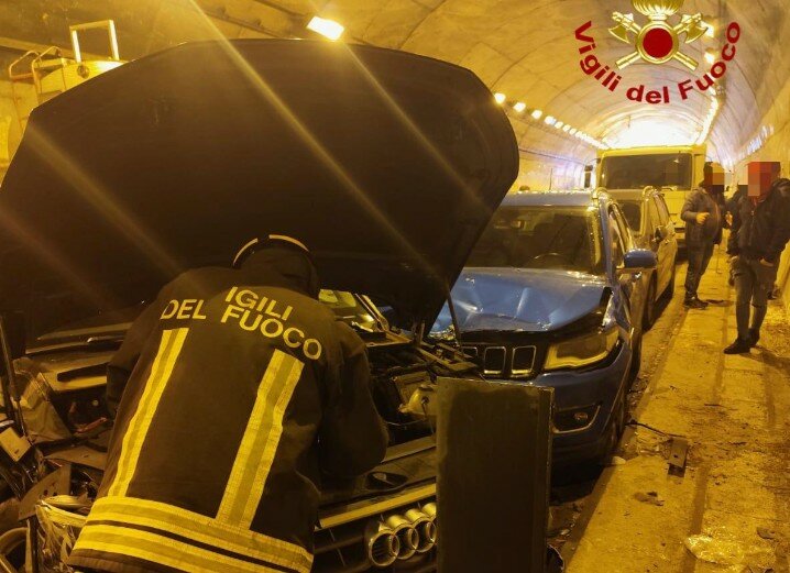 Tamponamento a catena tra 80 mezzi, chiusa la A20 Tamponamento a catena tra 80 mezzi, chiusa la A20