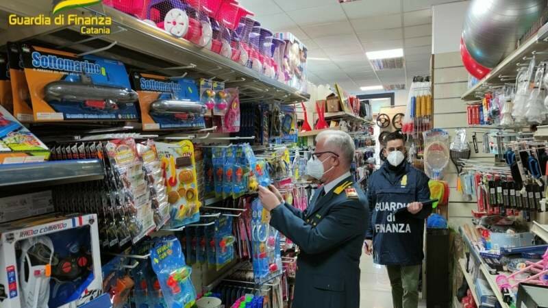 Giocattoli pericolosi nel bazar cinese di Scordia