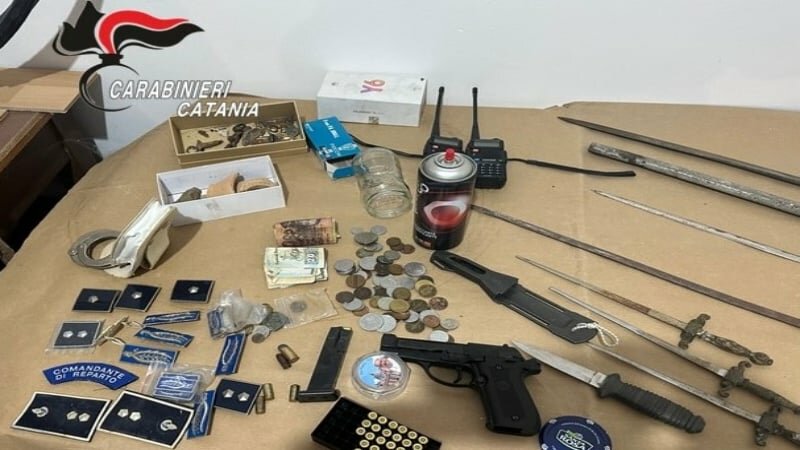 Nascondeva in casa spade, pugnali e sciabole