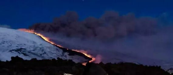 L'Etna raffredda la lava e i turisti