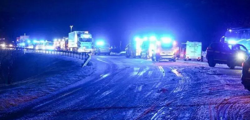 Bus precipita nel lago: 3 morti e 4 feriti gravi Bus precipita nel lago: 3 morti e 4 feriti gravi