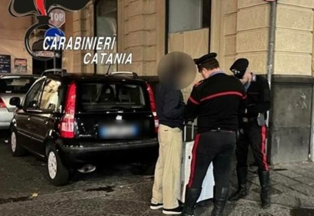 Le rubano l'auto in via di Sangiuliano, ma il ladro non va lontano