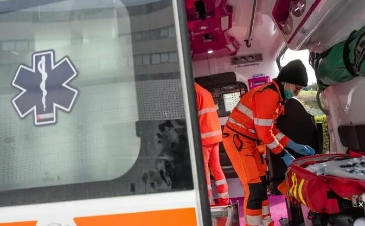 Auto si ribalta sulla A19: feriti genitori e figlio