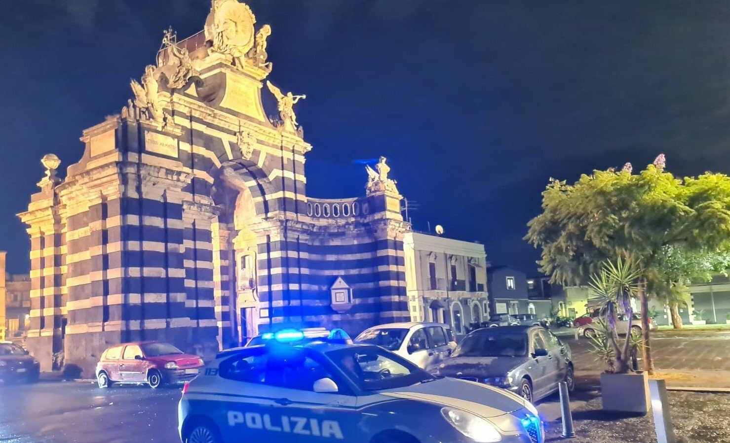 Ruba un'auto ma spunta la polizia