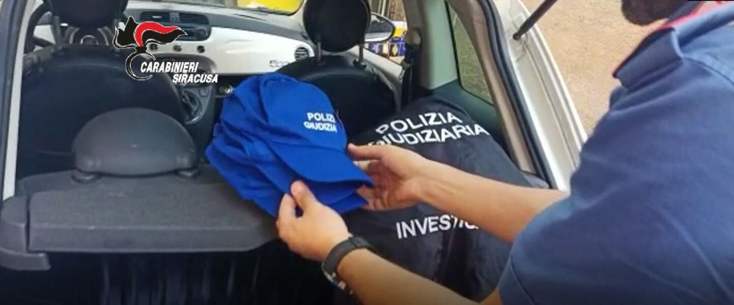 In auto la pistola e finti indumenti della polizia In auto la pistola e finti indumenti della polizia