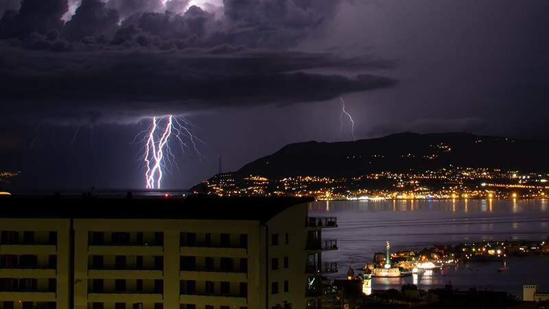Fulmini accendono lo Stretto