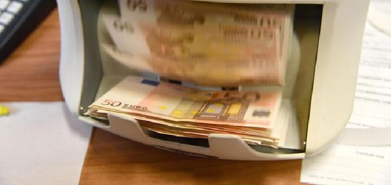 Direttore delle Poste sottrae soldi ad anziano