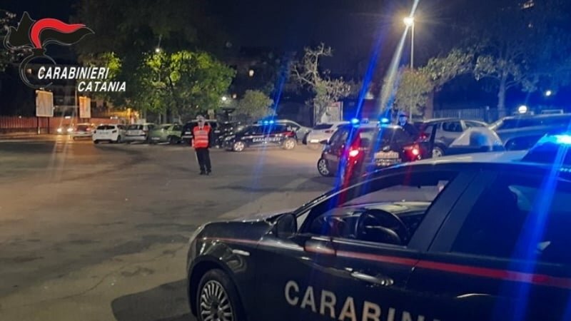 Sotto droga e alcol piomba su 3 macchine