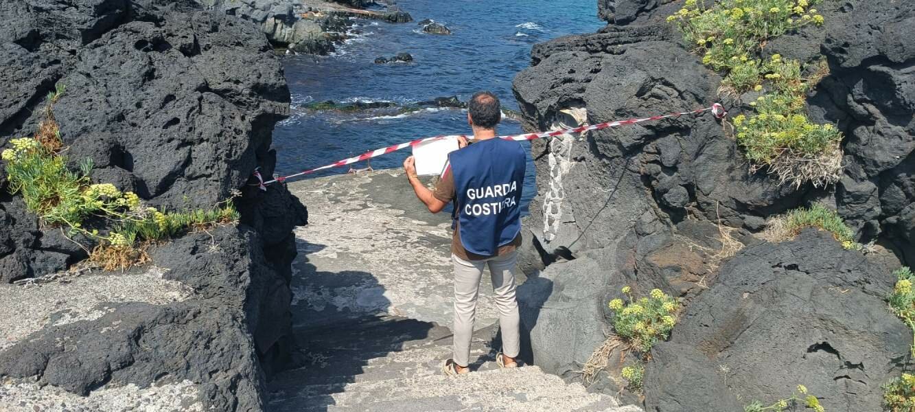 Ad Aci Castello solarium abusivi