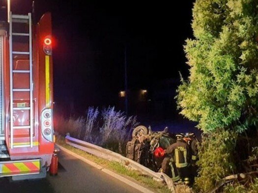 Volo di 30 metri nella scarpata, recuperata ragazza ancora viva