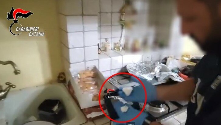 Fa la spola tra casa e strada per spacciare