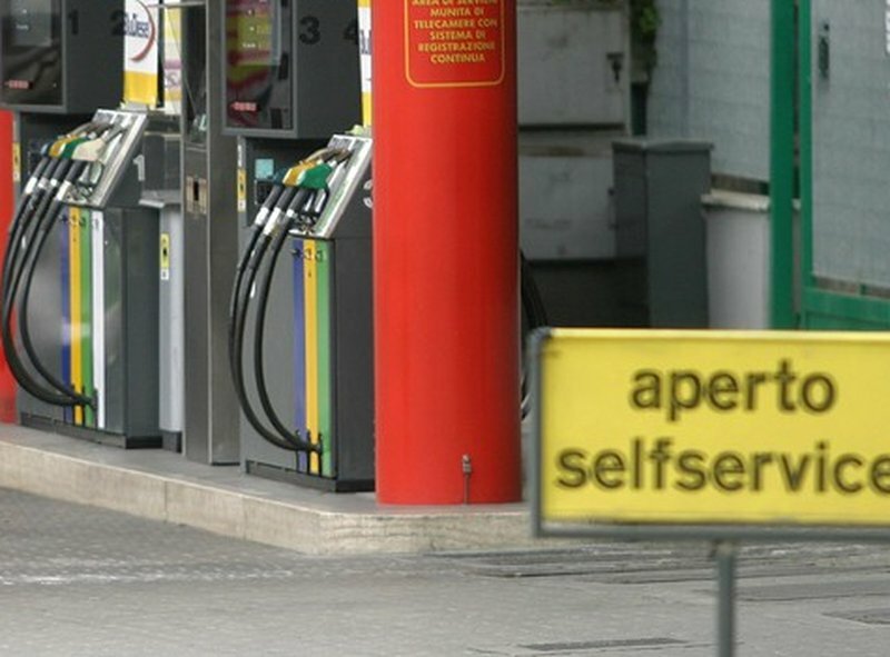 Catania, rapina all'alba nel distributore di benzina