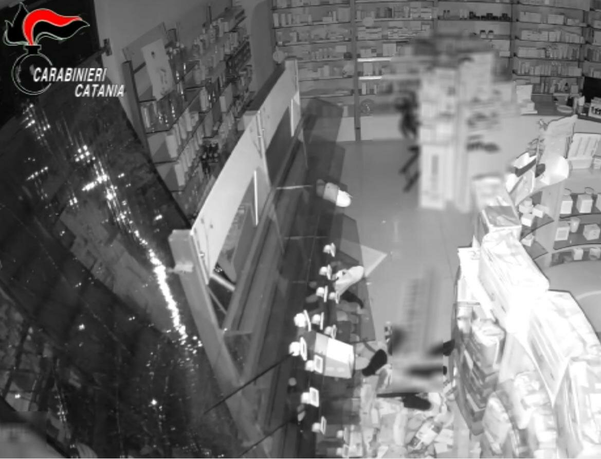 Con l'auto-ariete sfondano la vetrina della farmacia: presi