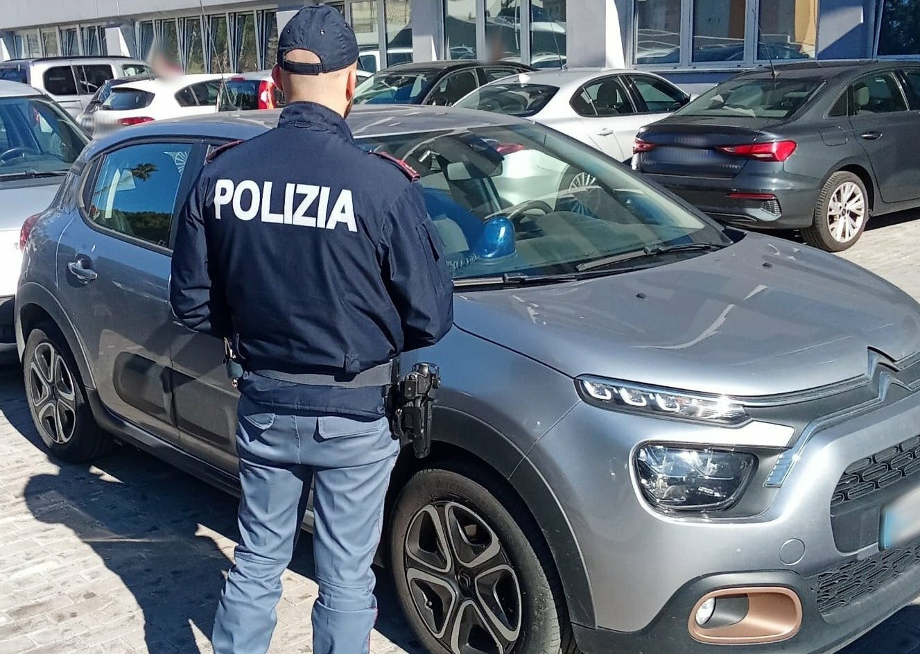 In auto col lampeggiante delle forze dell'ordine
