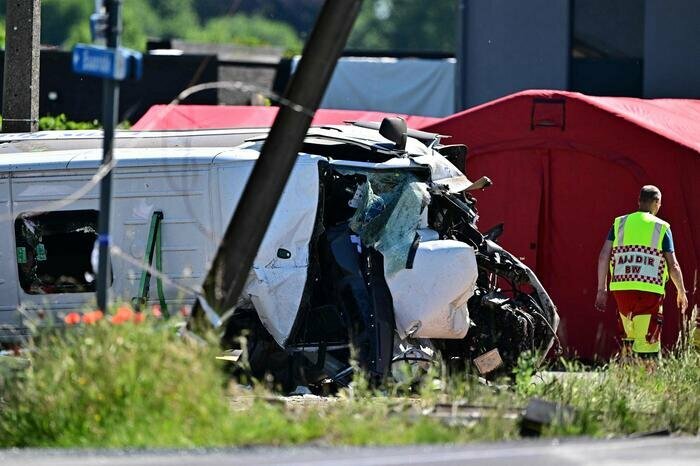 Scuolabus investito da un treno: diversi morti