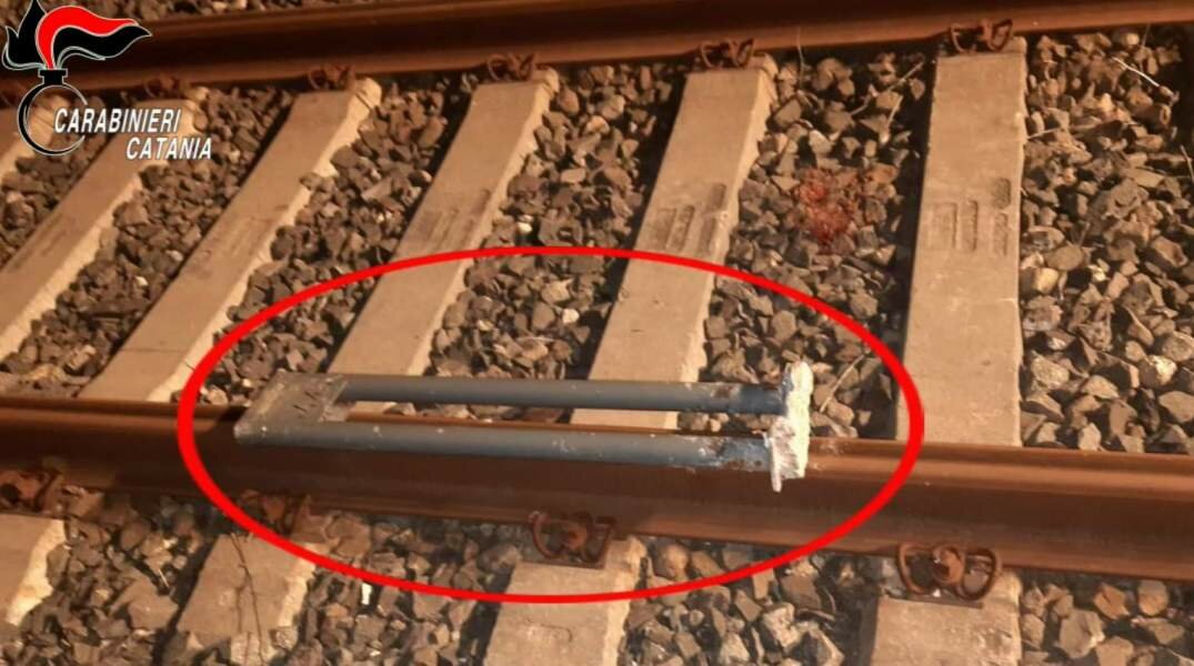 Pietre e tubi sui binari, minorenni denunciati
