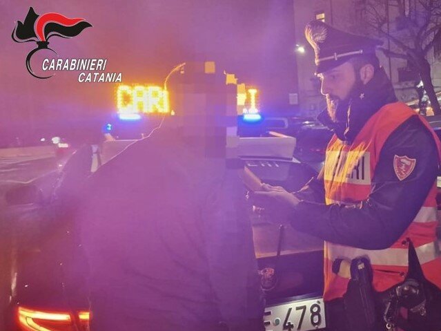 Ubriaco al volante si schianta sulle auto in sosta Ubriaco al volante si schianta sulle auto in sosta