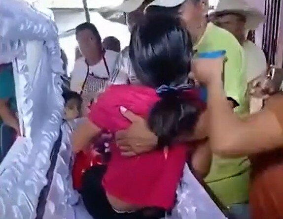Ragazzina si risveglia nella bara durante la veglia funebre VIDEO Ragazzina si risveglia nella bara durante la veglia funebre VIDEO