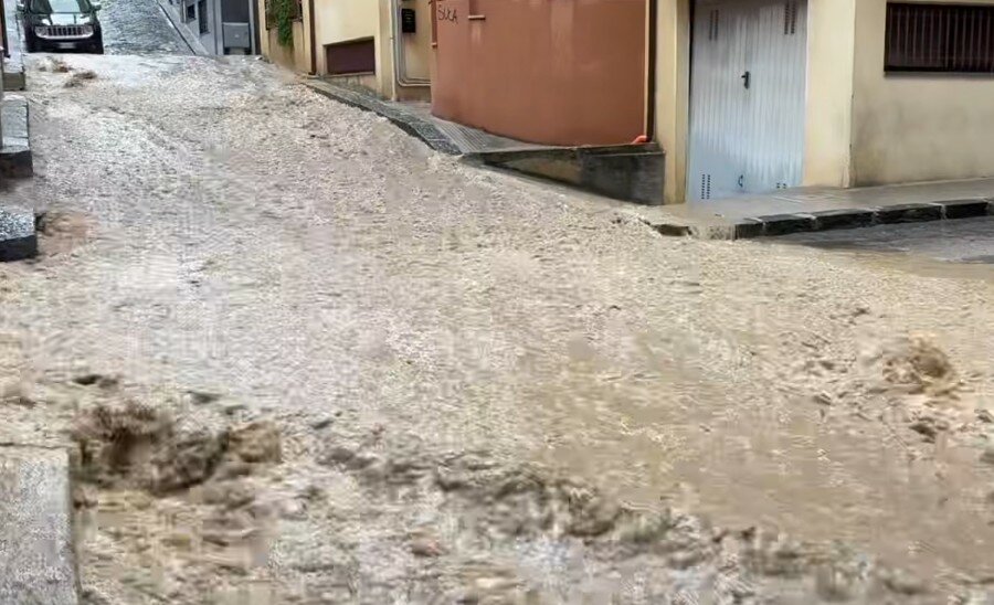 Pioggia torrenziale: fiume di fango invade il paese