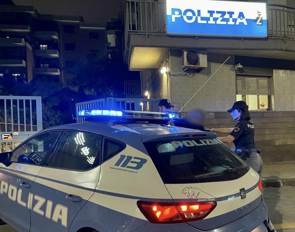 Adesca 13enne, lo fa salire in auto e lo molesta