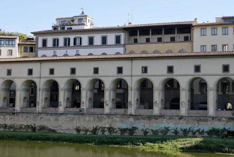 Vandali imbrattano il Corridoio Vasariano