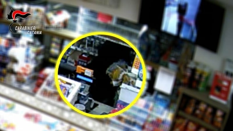 Assalto al bar: nella fuga rapinatore cade con lo scooter Assalto al bar: nella fuga rapinatore cade con lo scooter