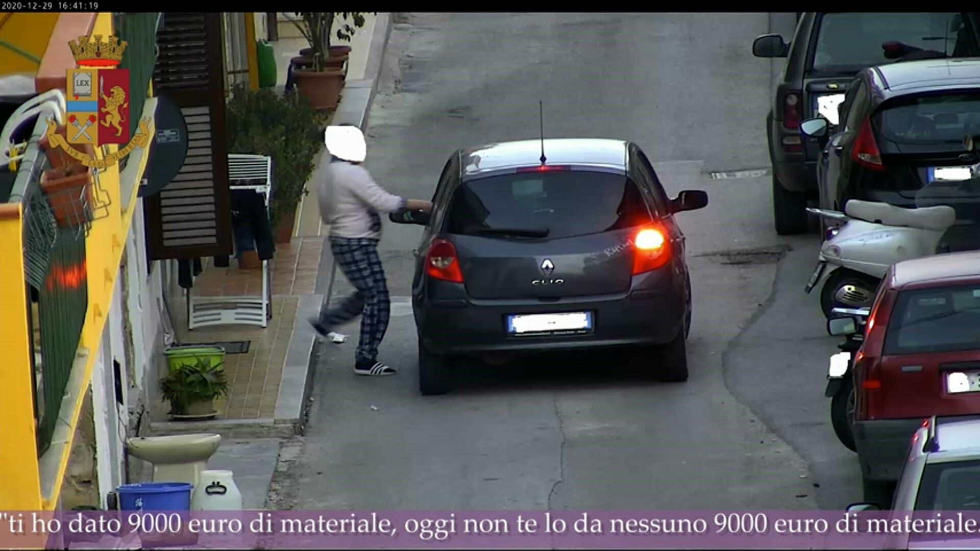 "Paga o ti scippo i cannarozza"