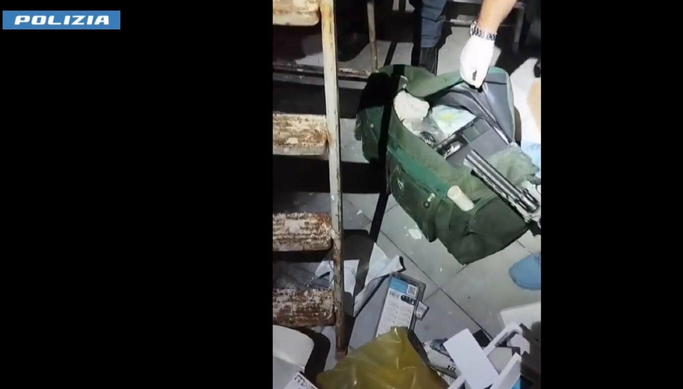 Arrestato latitante, arsenale nel covo