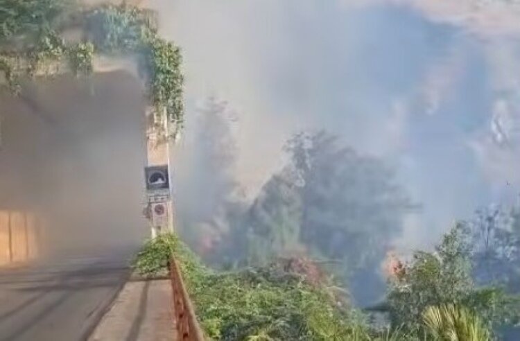 Taormina brucia, lambite le case. De Luca: "Incendio sotto controllo" Taormina brucia, lambite le case. De Luca: "Incendio sotto controllo"