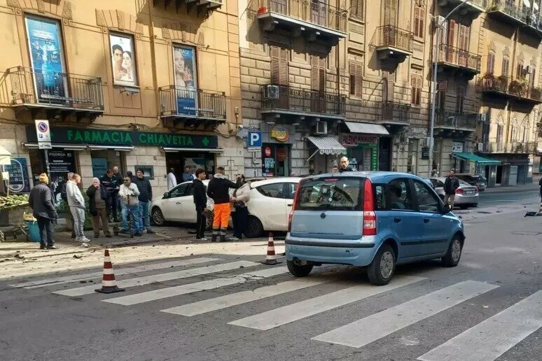 A velocit&agrave; sulle macchine parcheggiate: 3 feriti