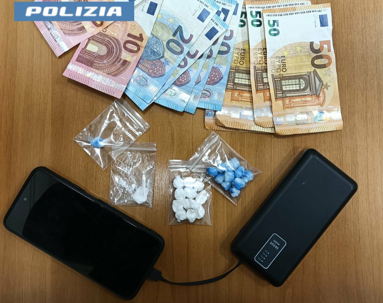 Davanti al distributore con l'auto piena di droga