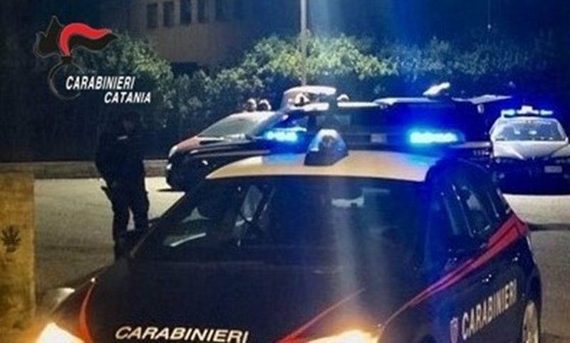 Ha il divieto e torna nella casa dei genitori: poi tenta di lanciarsi dal balcone