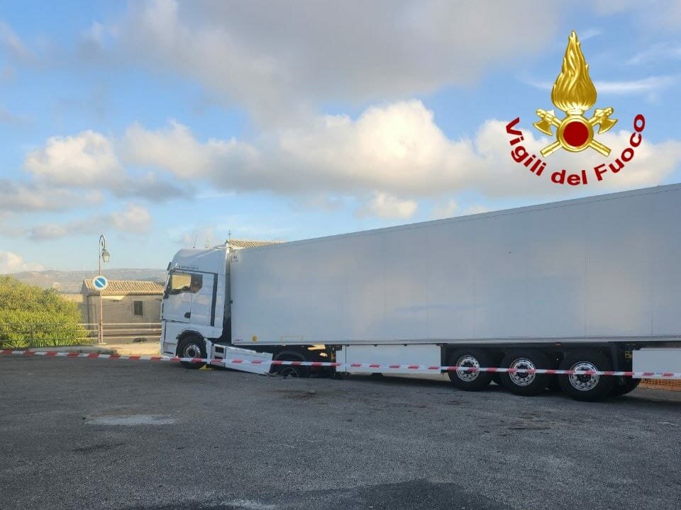 Tir nella voragine