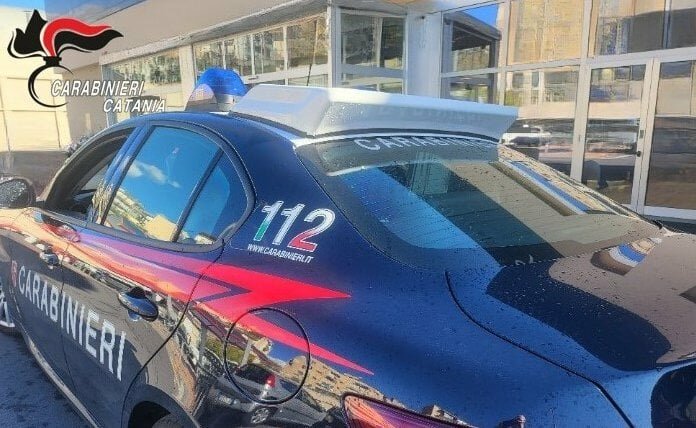 Paga una bibita, ma sotto la giacca ha bottiglie d'olio