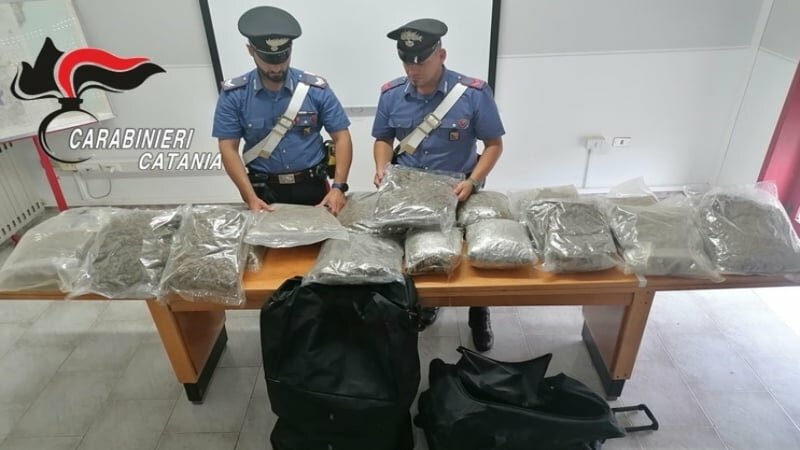 Nel furgone 22 chili di marijuana: due arresti