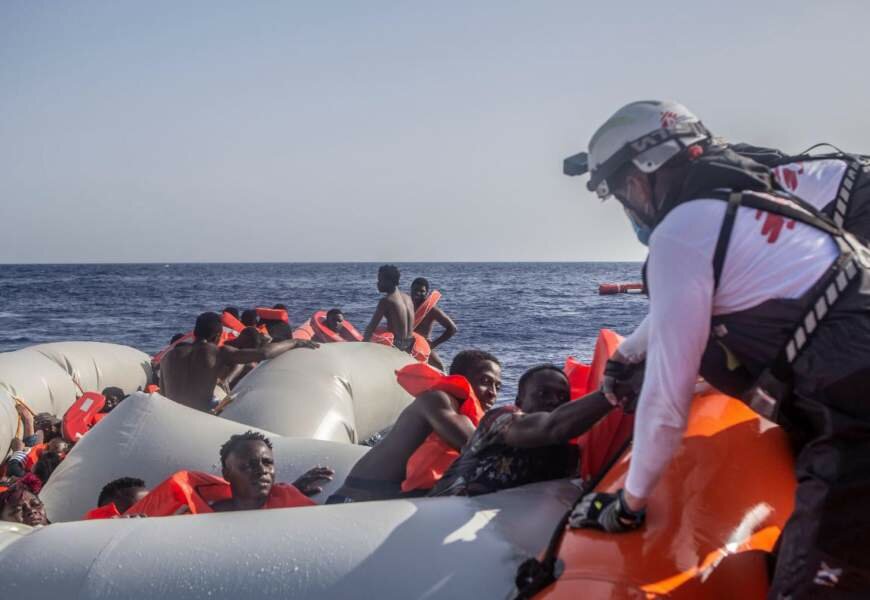 Si sbracciano per chiedere aiuto: barca si ribalta e ragazza annega