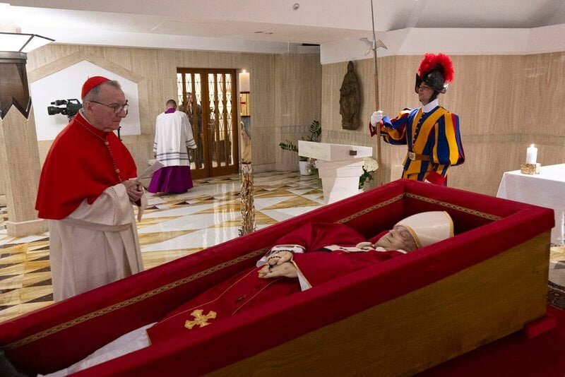 Il Papa nella bara, sabato i funerali Il Papa nella bara, sabato i funerali